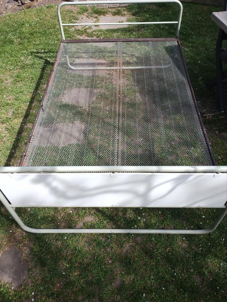 Jaren '60 bed 120x190 cm - spiraalbodem zakt door, Huis en Inrichting, Slaapkamer | Bedden, Ophalen