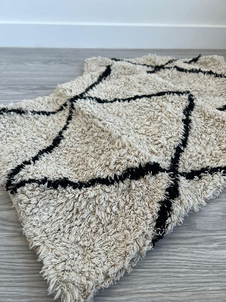Decoratieve Kussenhoezen met Zwart Patroon (2 stuks), Ophalen of Verzenden, Zo goed als nieuw, Beige, Vierkant
