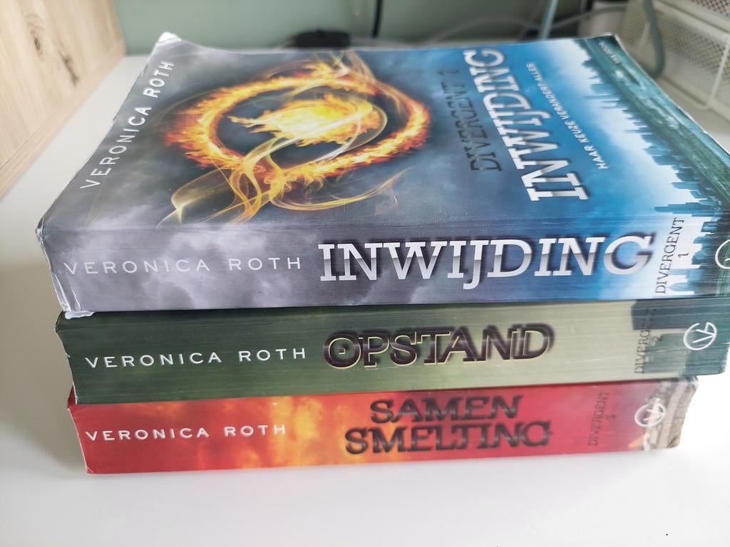 Veronica Roth - Inwijding, Opstand en Samensmelting, Ophalen, Gelezen, Veronica Roth