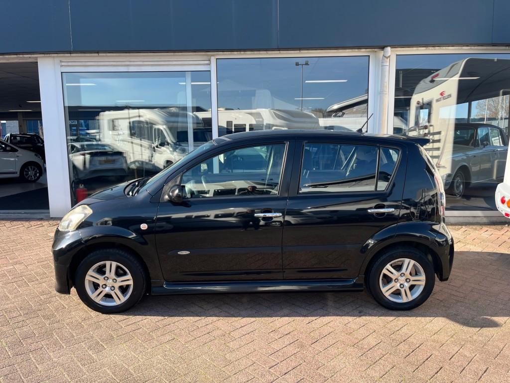 Daihatsu SIRION 1.3-16V Comfort Sport Airco El.ramen CV 1e e, Auto's, Daihatsu, Voorwielaandrijving, Gebruikt, 31 €/maand, 4 cilinders