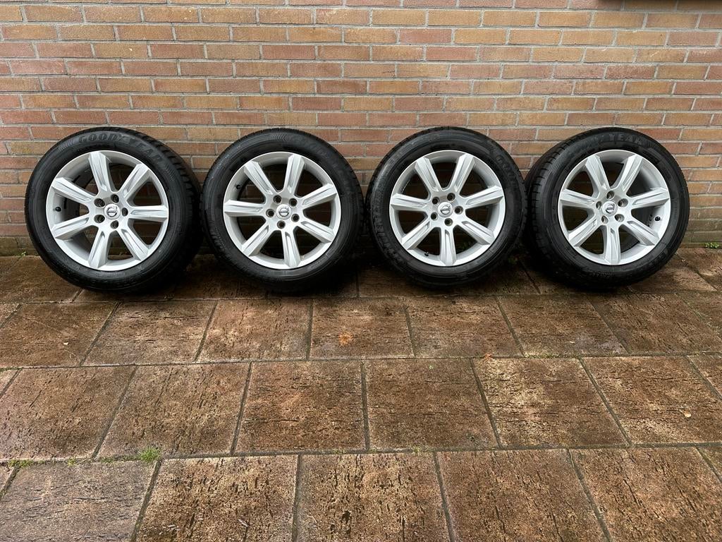 Volvo velgen met Goodyear Efficient grip banden, Auto-onderdelen, Banden en Velgen, Ophalen, Gebruikt, Banden en Velgen, 17 inch