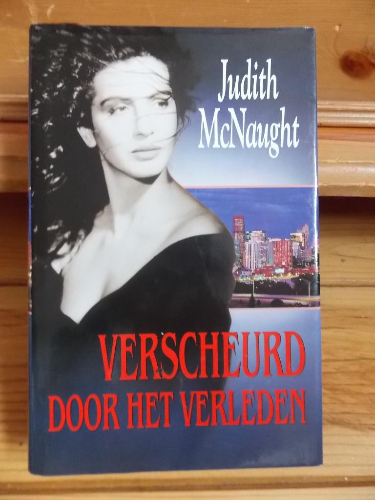 Judith McNaught - Verscheurd door het verleden - boek, Boeken, Ophalen of Verzenden, Gelezen