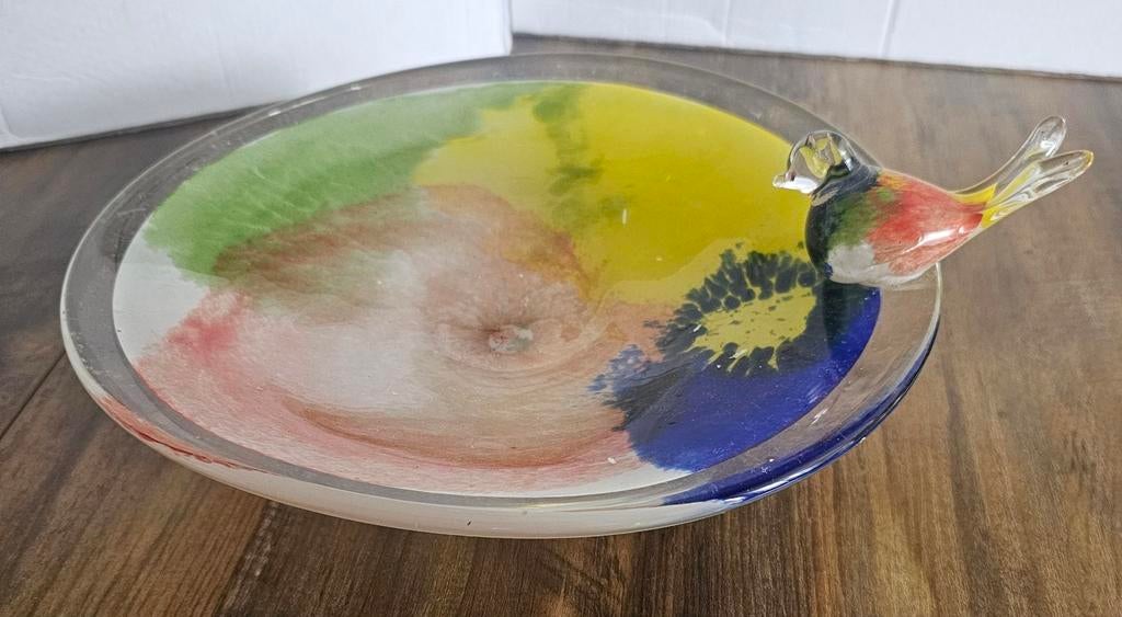 Kleurrijke glazen schaal met vogel Stevens & Williams stijl, Gebruikt, Schaal, Ophalen of Verzenden, Glas