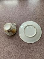 Antiek porseleinen kop en schotel met gouden decoratie, Ophalen of Verzenden