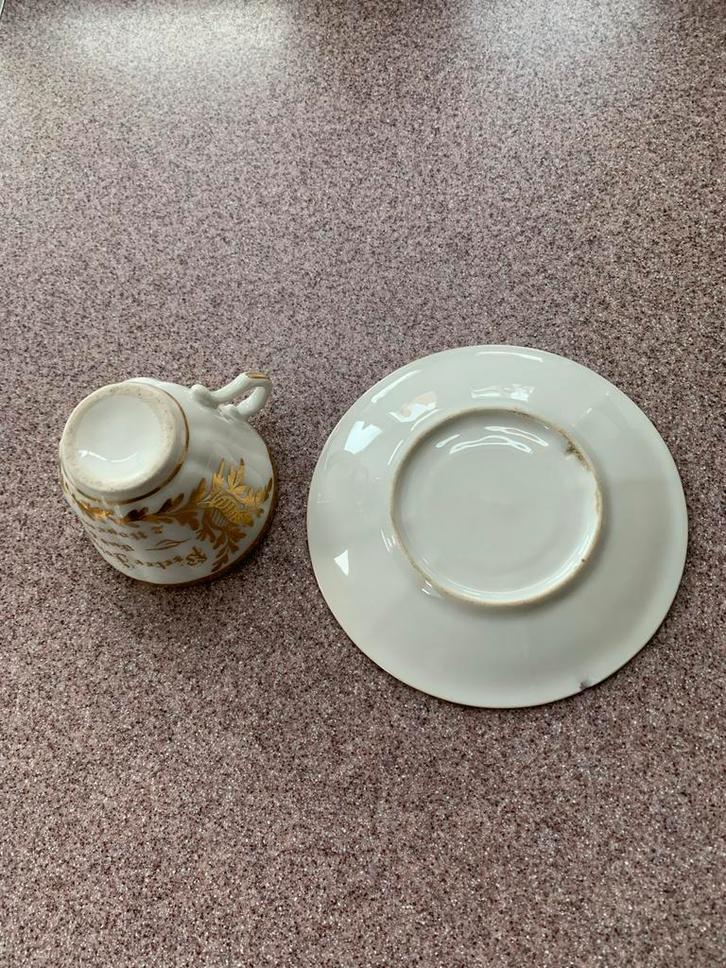 Antiek porseleinen kop en schotel met gouden decoratie, Antiek en Kunst, Antiek | Porselein, Ophalen of Verzenden