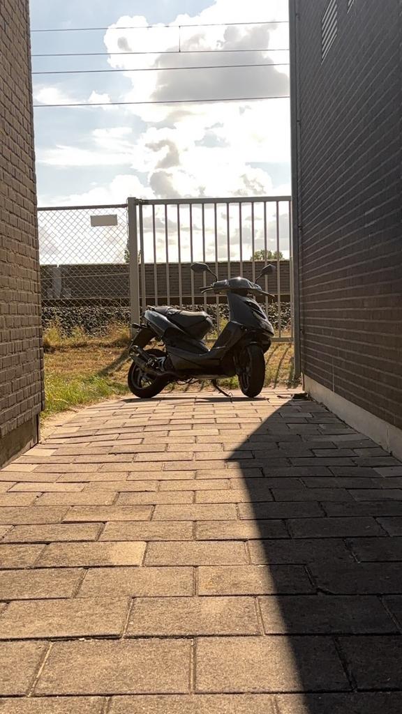 Aprillia sr 50 70cc (wok), Dieren en Toebehoren, Hondenhokken, Ophalen, Zo goed als nieuw