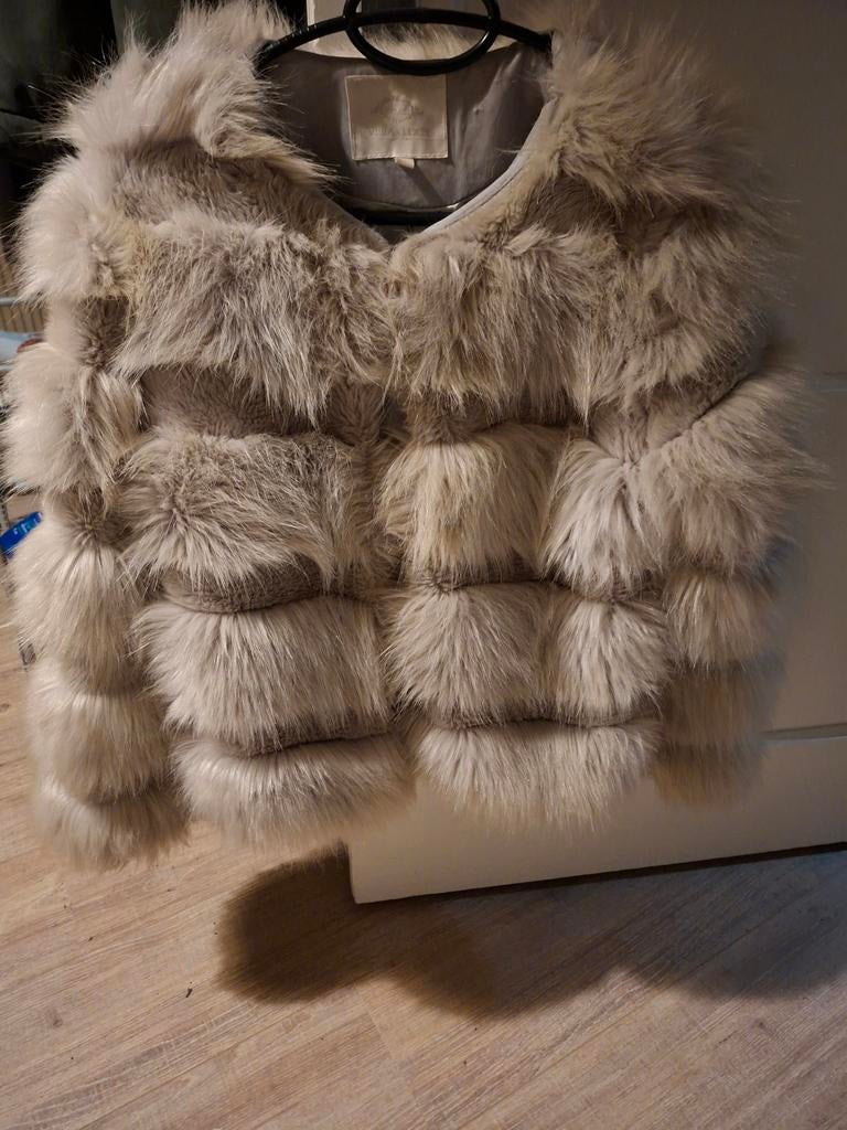 Heerlijk zachte en warme fake fur Vera&Lucy  jas maat S, Ophalen of Verzenden, Zo goed als nieuw, Maat 38/40 (M), Beige