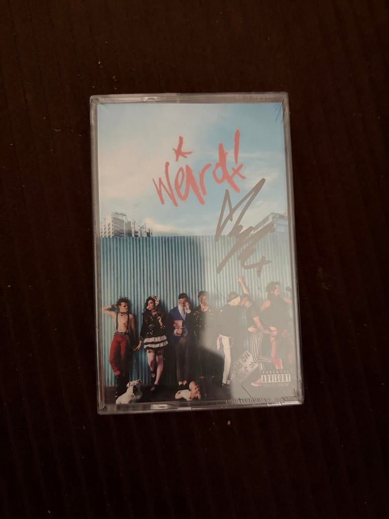 Yungblud - Weird! Gesigneerde cassette (sealed), 1 bandje, Ophalen of Verzenden, Origineel, Nieuw in verpakking