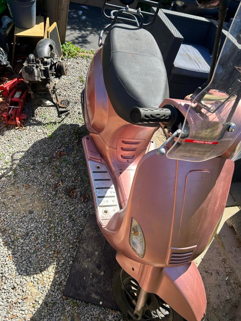 Leuke roze scooter in goede staat, Ophalen, Gebruikt, Benzine, Overige merken