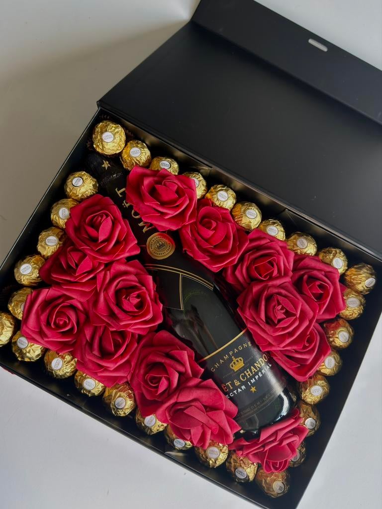 Champagne cadeaubox - geschenkenbox - rozen met ferrero kado, Hobby en Vrije tijd, Feestartikelen, Ophalen, Nieuw