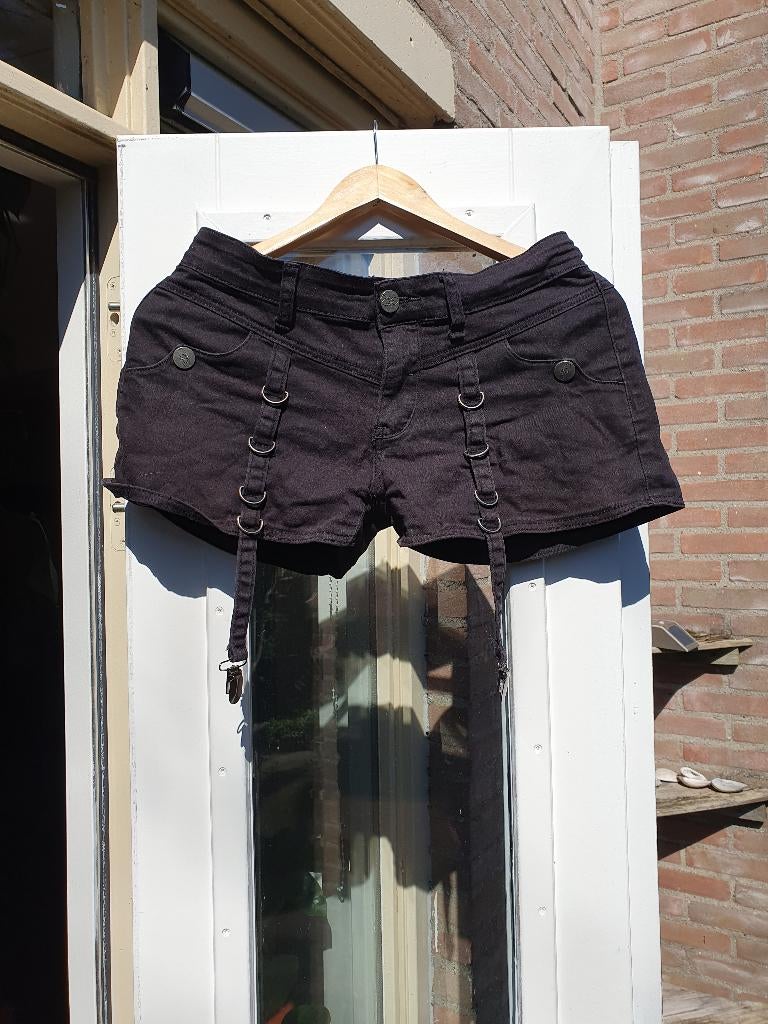 Alternatieve short / hotpants met jarretel riempjes, Kort, Zwart, Maat 42/44 (L), Ophalen of Verzenden