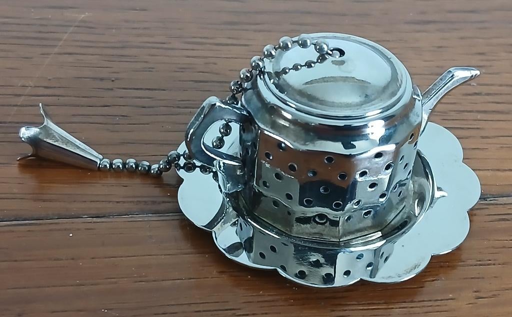 Vintage theezeefje thee-ei in de vorm van een theepotje, Zilver, Ophalen of Verzenden, Zo goed als nieuw, Metaal