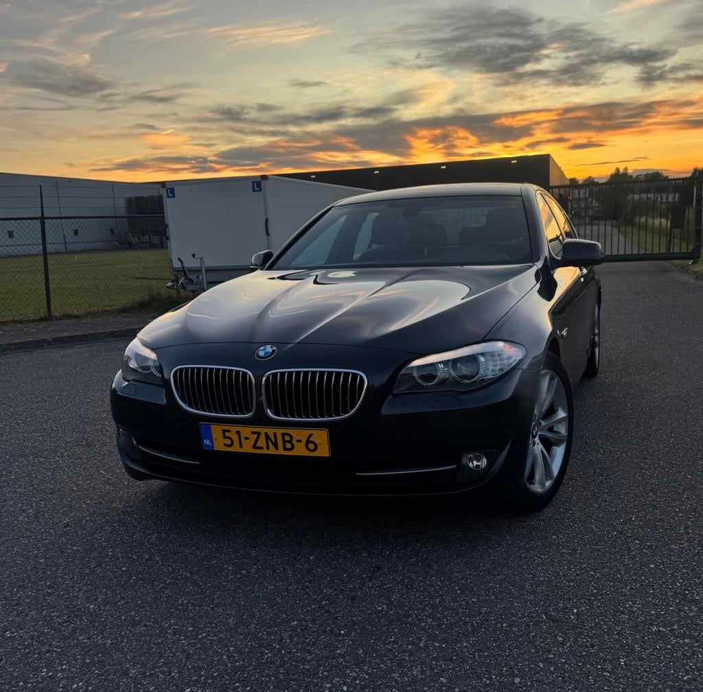 BMW 5-Serie 2.0 520I AUT MOTOR DEFECT, Auto's, Zwart, 4 cilinders, 2000 kg, Bluetooth