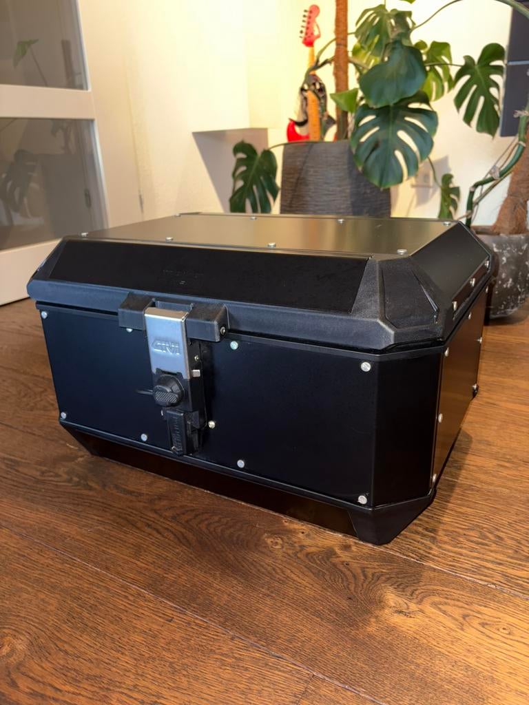 GIVI TREKKER ALASKA 56L MONOKEY TOPKOFFER ALA56B + RUGSTEUN, Motoren, Ophalen of Verzenden, Zo goed als nieuw