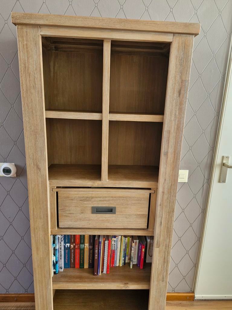 Te koop een mooie Acacia houten boekenkast, Ophalen, Gebruikt, 50 tot 100 cm, Met lade(s)