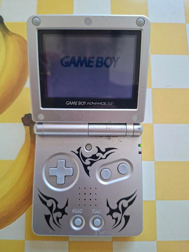 Game Boy Advance SP Tribal - Nieuwe batterij en lader, 1 speler, Ophalen of Verzenden, Vanaf 3 jaar