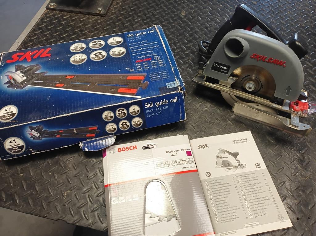 Skil Cirkelzaag 700W met Geleiderailsysteem, Gebruikt, Cirkelzaag, 600 tot 1200 watt, Ophalen of Verzenden