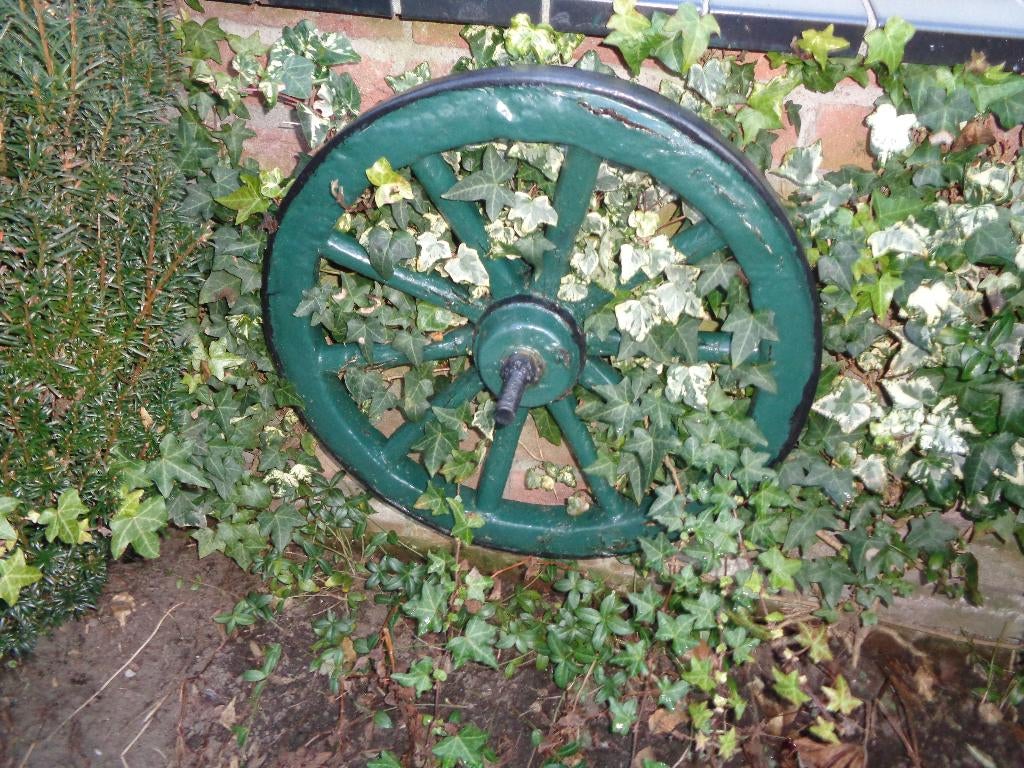 Oud Metaal Houten Wieltje voor aan de muur. Opknapper, Ophalen