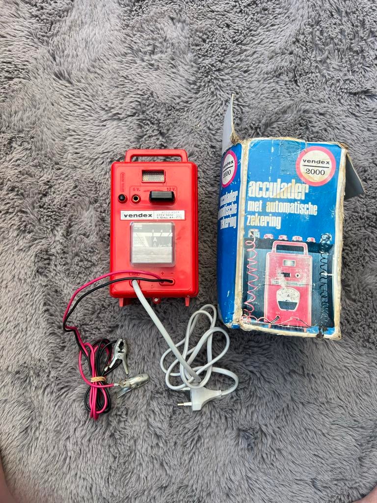 Vendex Acculader 2000 met automatische zekering, Ophalen of Verzenden, Gebruikt, Universele onderdelen