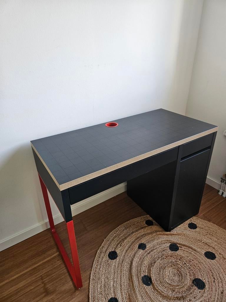 Ikea Micke bureau zwart met rode poot, Ophalen, Gebruikt