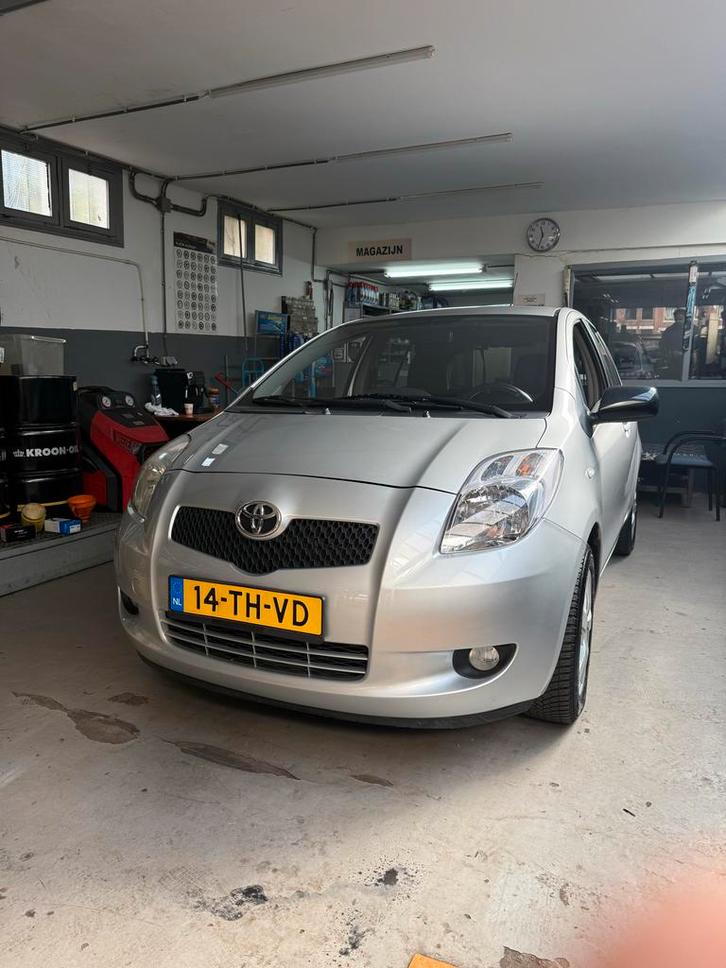 Toyota Yaris 1.3 16V Vvt-i 5DR 2006 Grijs, Auto's, Toyota, Particulier, Yaris, Benzine, C, Hatchback, Handgeschakeld, Origineel Nederlands