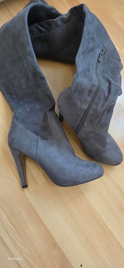 Grijze Suède Overknee Laarzen Maat 40 - ZGAN, Kleding | Dames, Ophalen of Verzenden, Zo goed als nieuw, Grijs, Hoge laarzen