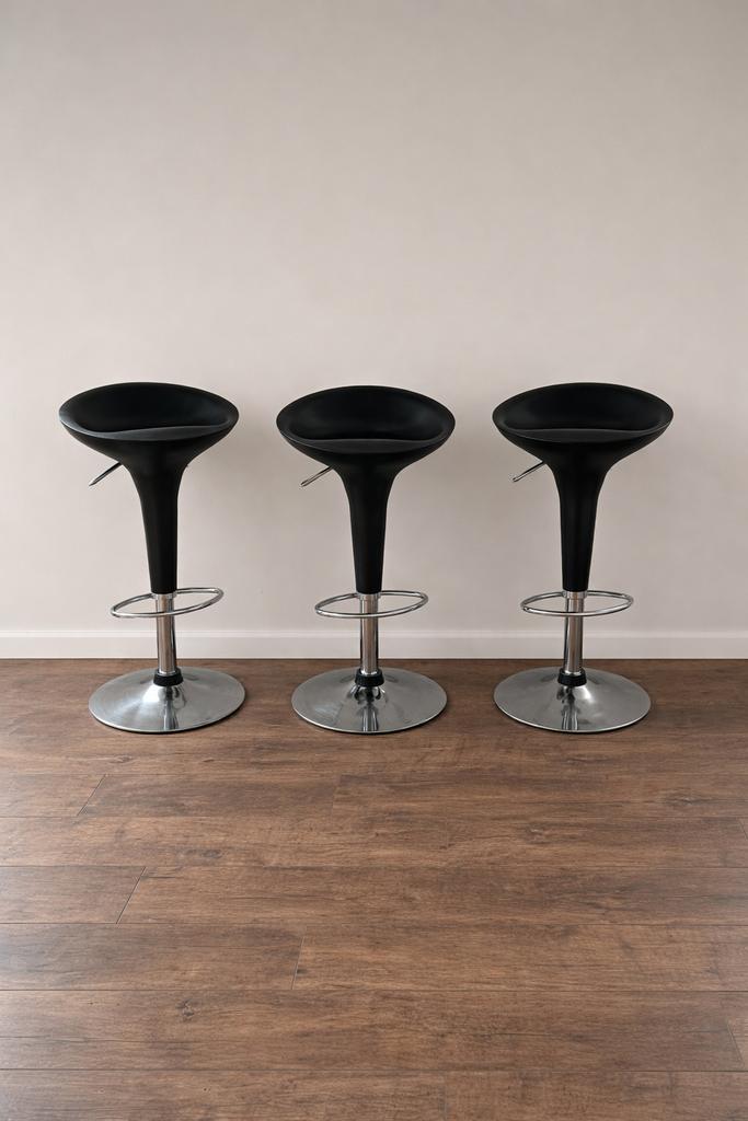 Drie zwart kunststof barkrukken., Ophalen, Zo goed als nieuw, Kunststof, 60 tot 90 cm