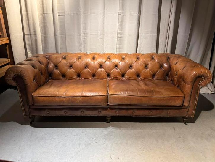 Chesterfield Bank Cognac bruin Leer izgs Nr.2, Huis en Inrichting, Banken | Bankstellen, Gebruikt, Driepersoons, 200 tot 250 cm