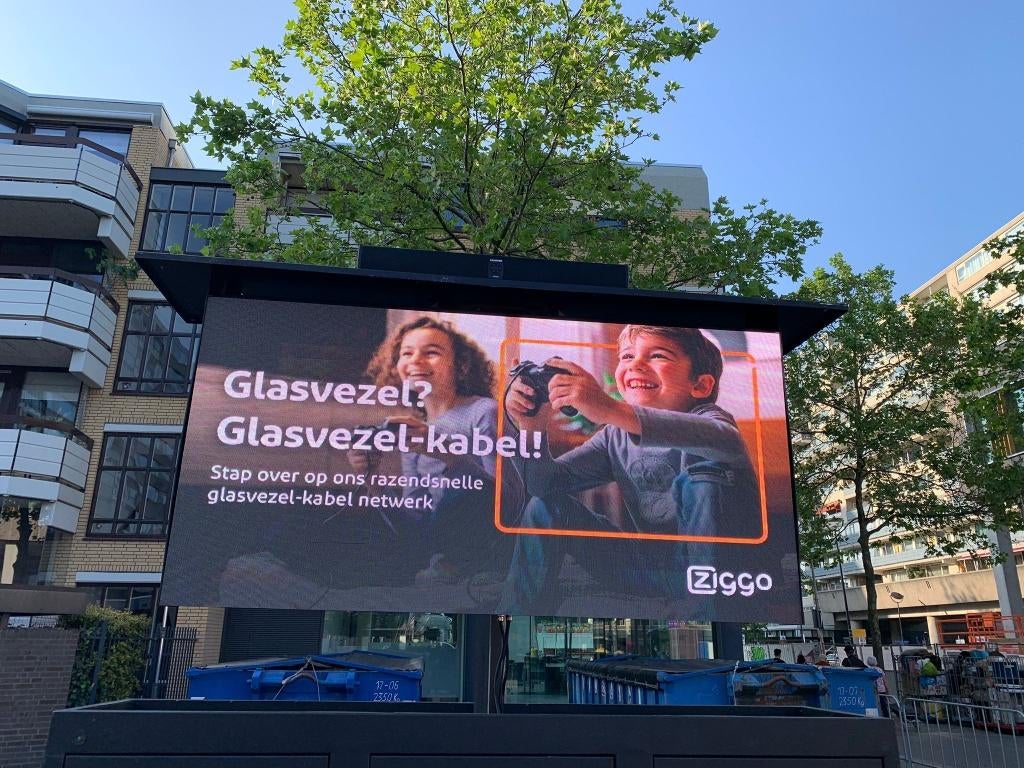 84 inch Ledbox buiten en binnen gebruik in spec lift unit, Ophalen, Gebruikt, Mobiscreen, Info@mobiscreen.tv