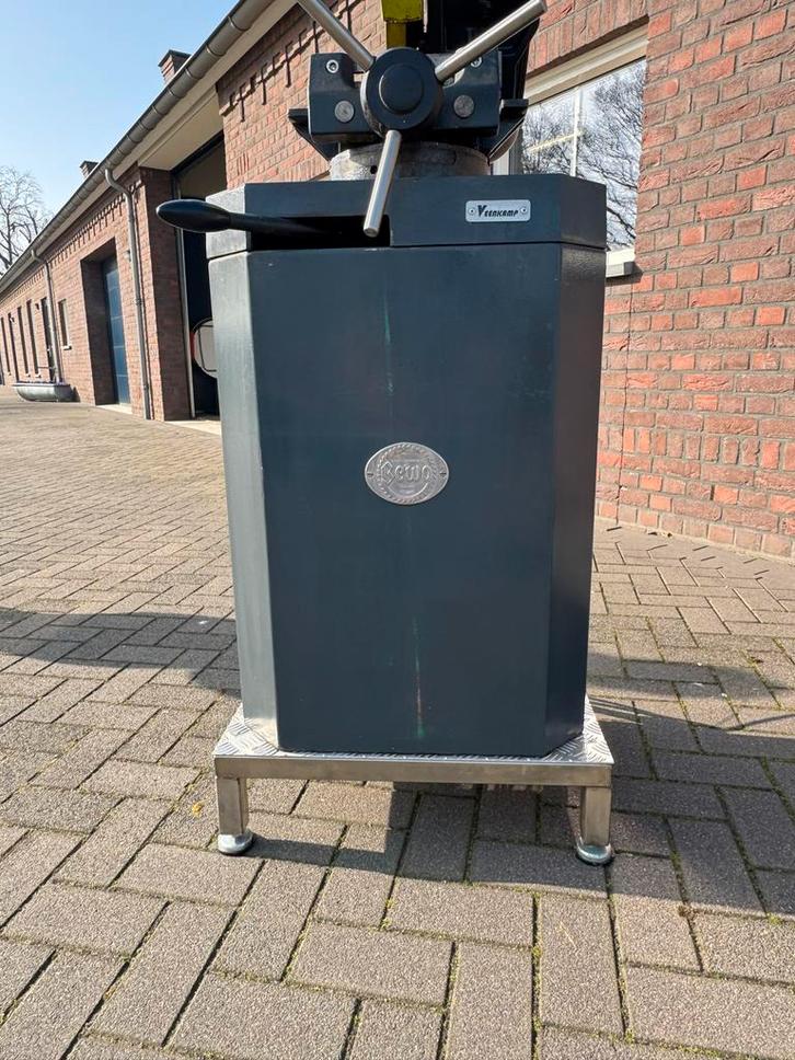 Bewo afkortzaag voor metaal met koeling en 4 zaagbladen, Doe-het-zelf en Verbouw, Gereedschap | Zaagmachines, Gebruikt, Afkortzaag