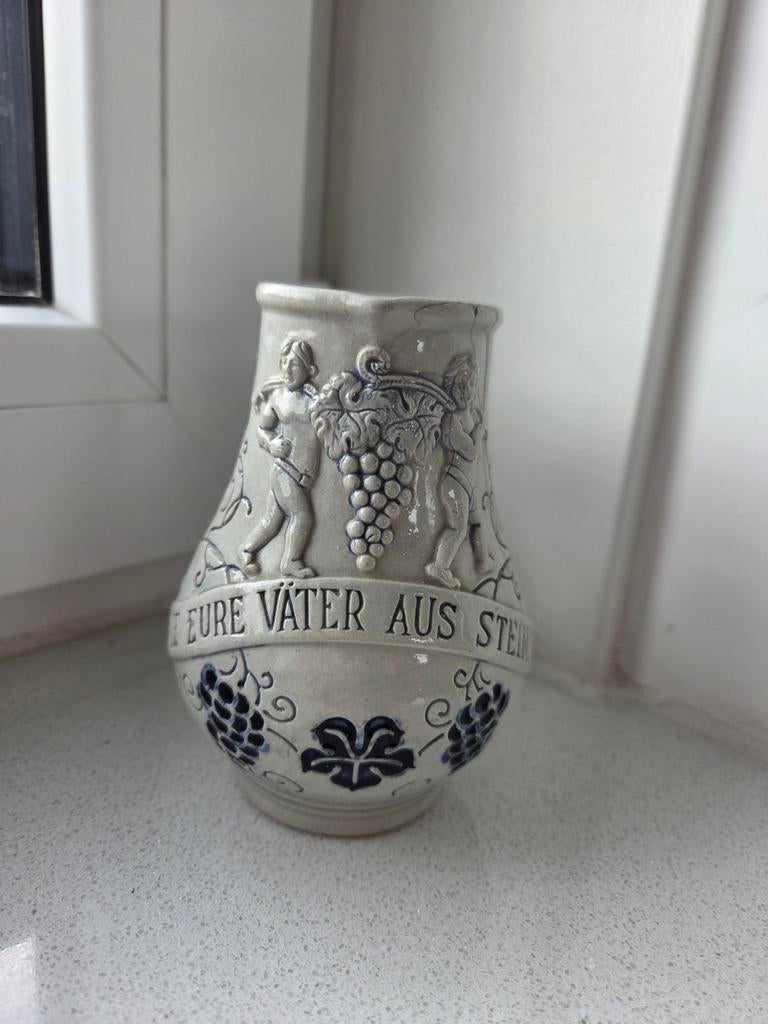 Vintage Duitse Stoneware Wijnkan met Reliëfdecoratie, Antiek en Kunst, Antiek | Keramiek en Aardewerk, Ophalen of Verzenden