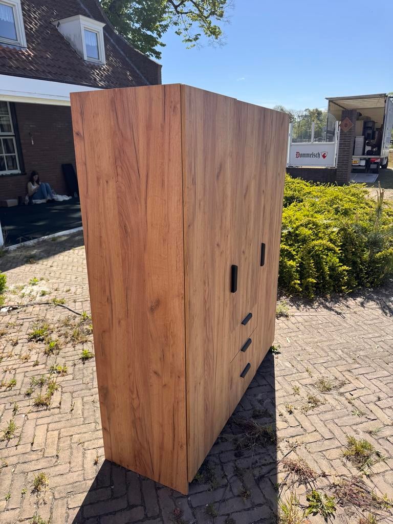 Gratis! Kledingkast met 3 deuren en 3 lades - Houtlook, Ophalen, Gebruikt, 100 tot 150 cm, Met lade(s)