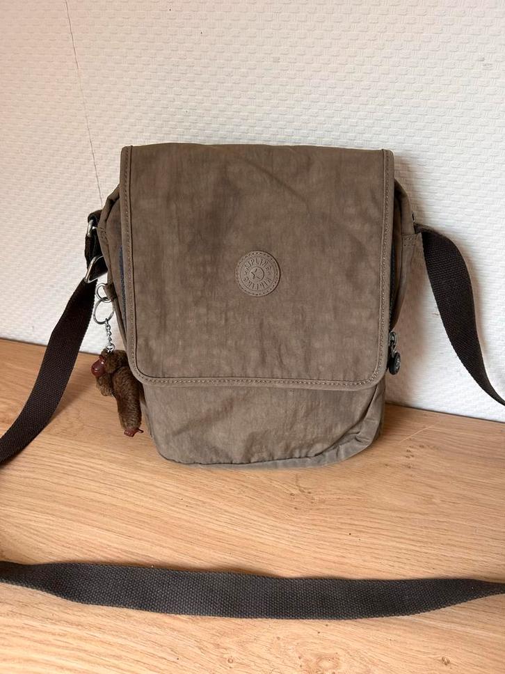 Kipling Schoudertas in Kaki Kleur, Sieraden, Tassen en Uiterlijk, Tassen | Schoudertassen, Gebruikt, Kipling, Overige kleuren