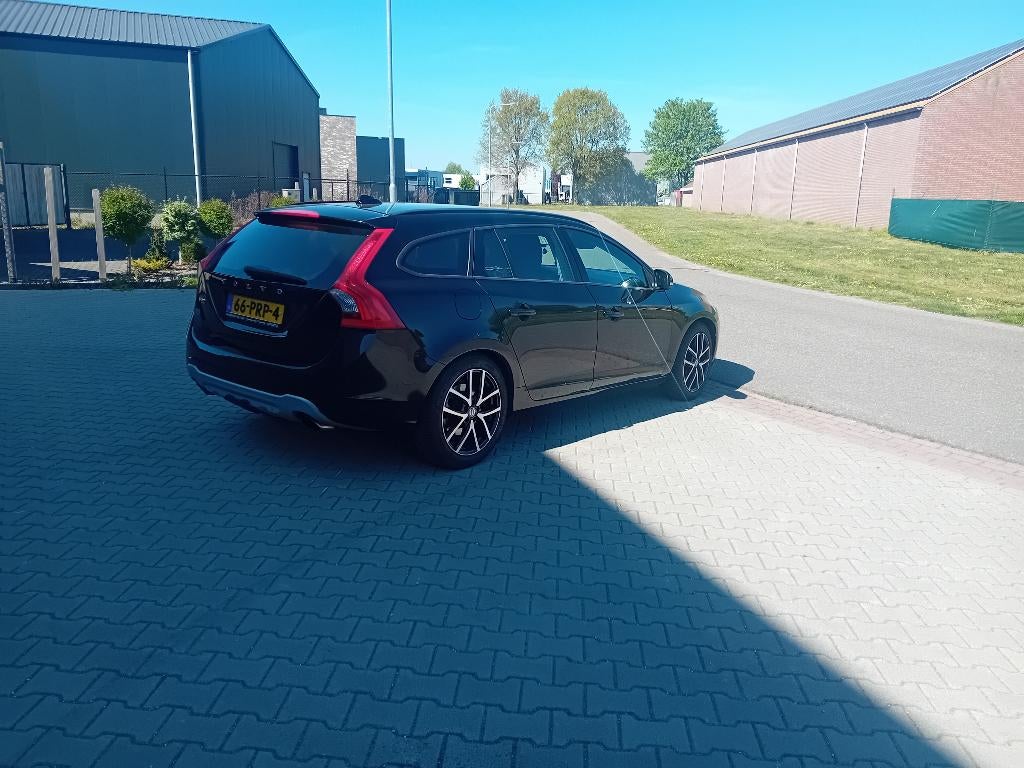 Volvo V60 T4F 180pk Automaat Powershift Eco-cruise 2011, 1596 cc, Zwart, 179 pk, Zwart