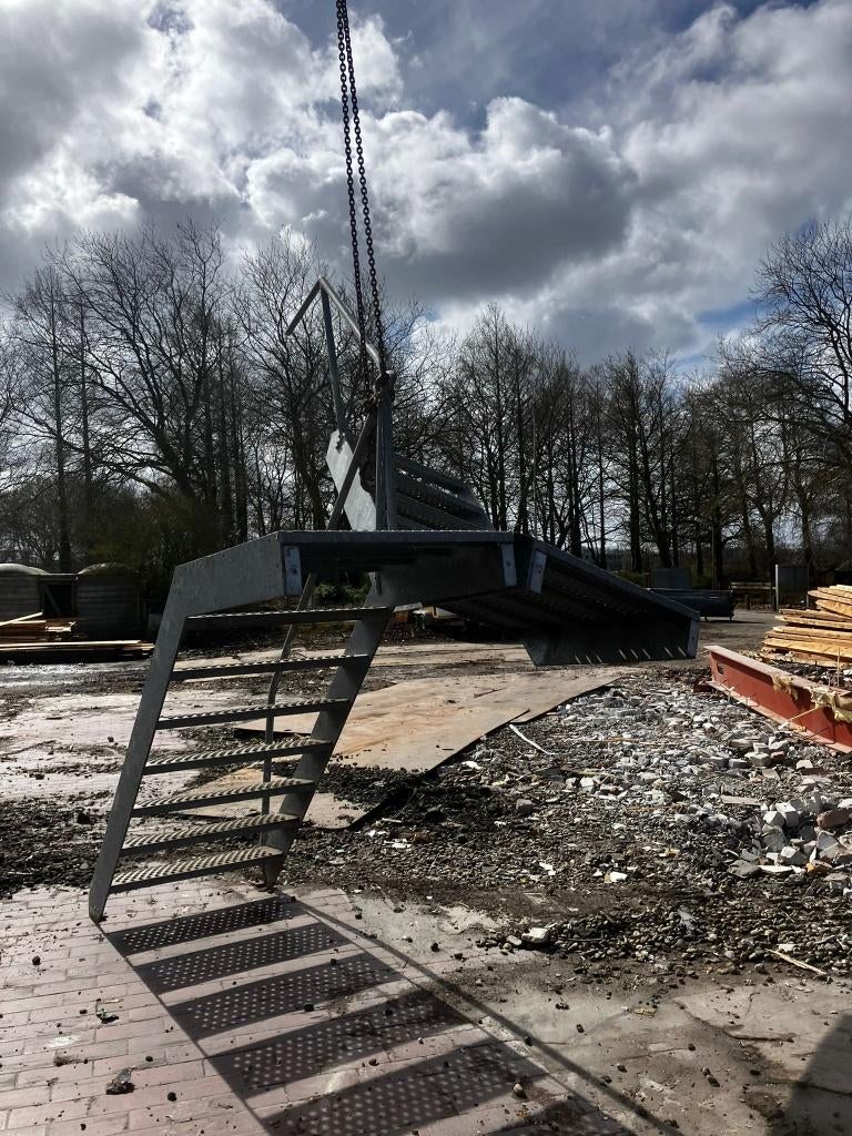 Buitentrappen, recht of met bordes, Ophalen, Gebruikt, Trap, 2 tot 4 meter