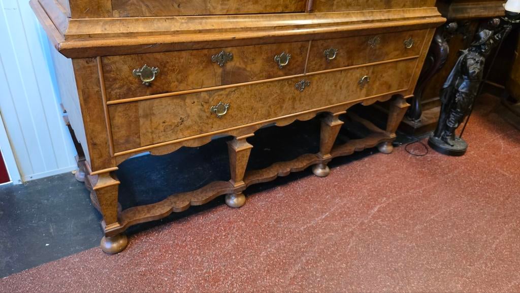 18e eeuws Hollands wortelnoten kruispoot kabinet, Antiek en Kunst, Antiek | Meubels | Kasten, Ophalen of Verzenden