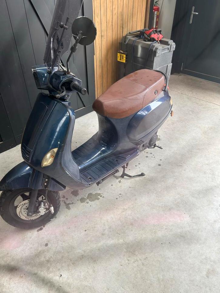 Opknap scooter - met geldig kenteken, Fietsen en Brommers, Brommeronderdelen | Scooters, Gebruikt, Overige merken, Kap, Ophalen of Verzenden