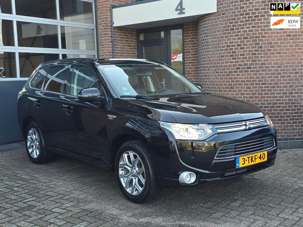 Mitsubishi Outlander 2.0 PHEV Instyle Nap |Dakraam |Camera, Auto's, Mitsubishi, 4 cilinders, Zwart, Vierwielaandrijving, Hybride Elektrisch/Benzine