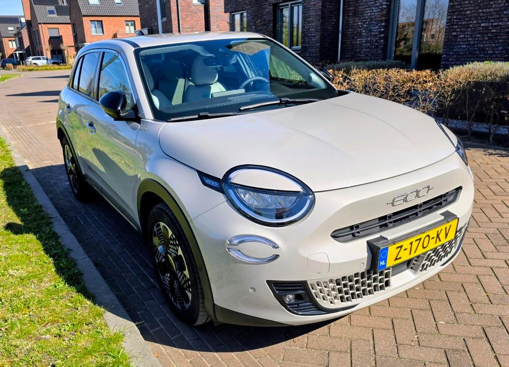 Fiat 600e La Prima (54kWh) | Full Options | Massage | 360 Ca, Auto's, Fiat, Beige, Beige, Elektrisch, SUV of Terreinwagen