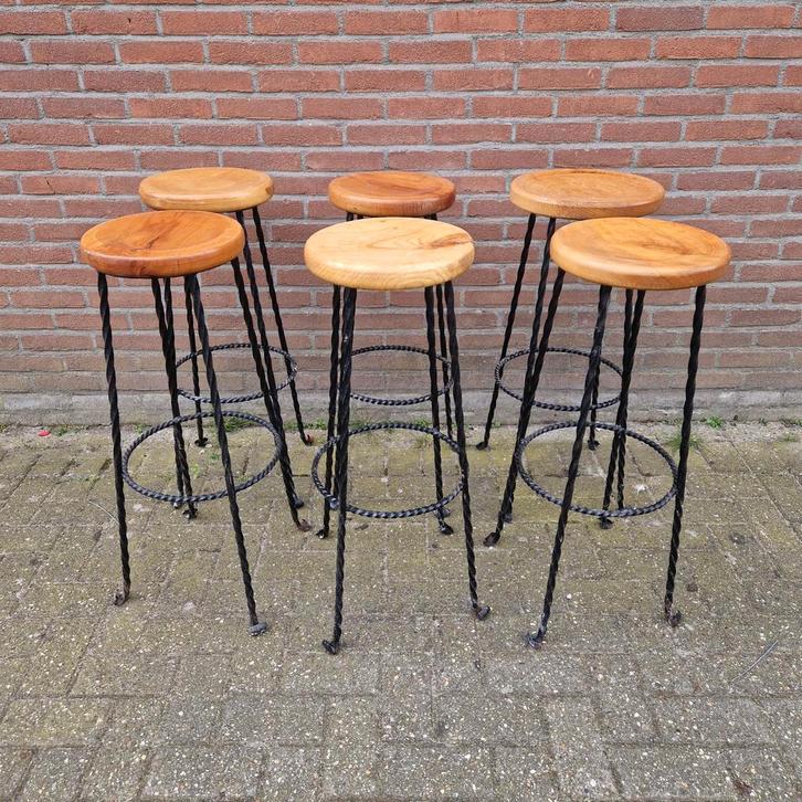 Set van 6 smeedijzeren barkrukken met houten zitting, Huis en Inrichting, Barkrukken, Gebruikt, 90 cm of meer, Hout, Metaal, 5 krukken of meer