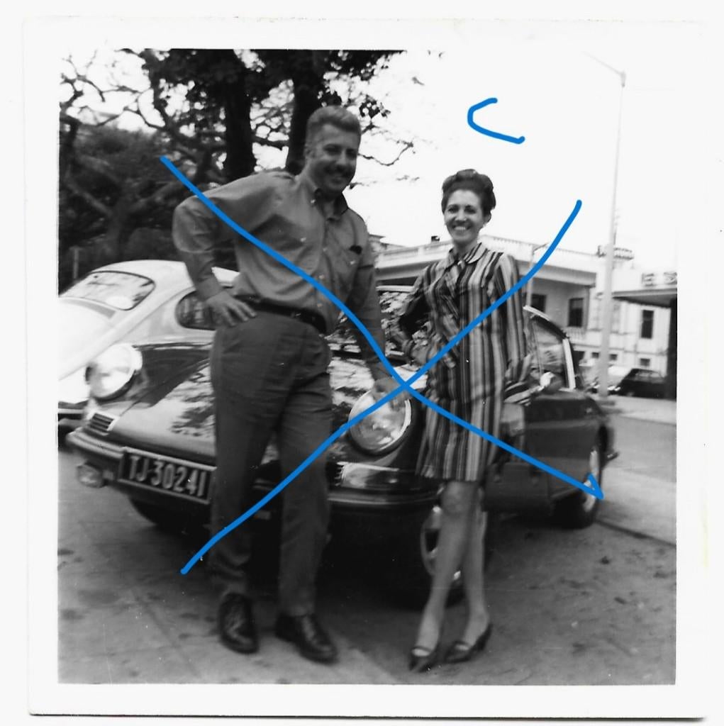 Porsche auto foto dame streepte jurk, 1960 tot 1980, Verzenden, Foto, Zo goed als nieuw