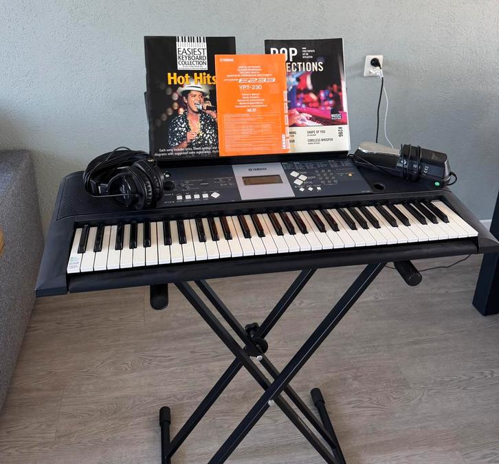 Keyboard Yamaha YPT-230, Muziek en Instrumenten, Keyboards, Zo goed als nieuw, 61 toetsen, Yamaha, Met standaard, Ophalen of Verzenden