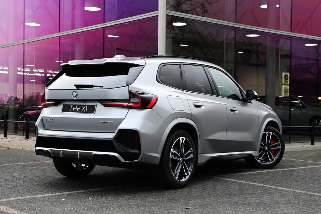 BMW iX1 eDrive20 M Sport / Trekhaak / Sportstoelen / Achteru, Auto's, BMW, Zwart, Nieuw, SUV of Terreinwagen, Zilver of Grijs