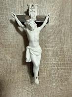 Porseleinen corpus van Jezus, op klein houten kruis, Ophalen