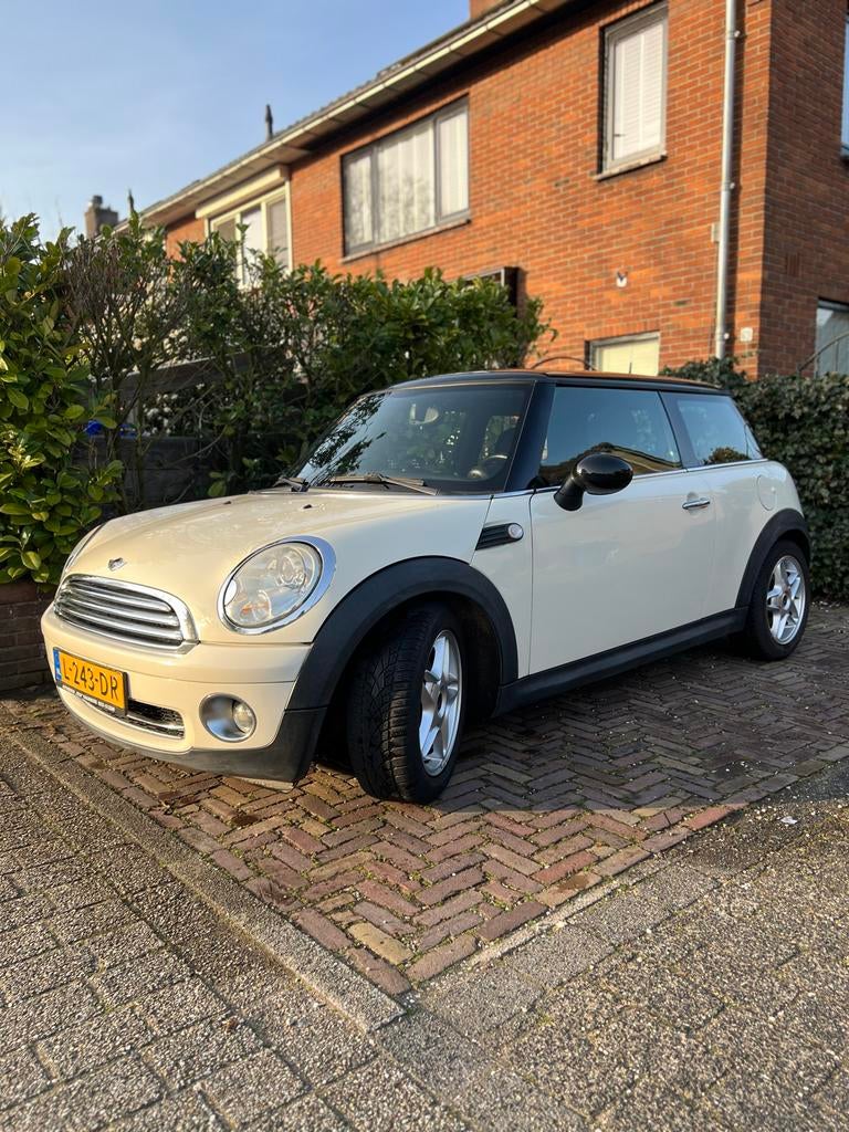 Mini (r56) 1.6 122pk Aut. 2008 Wit, 15 km/l, 750 kg, 4 cilinders, 4 stoelen