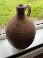 Oude aardewerken kruik en vergiet, Ophalen