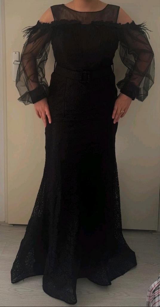 Elegante Zwarte Avondjurk met Kant en Transparante Mouwen, Ophalen of Verzenden, Zo goed als nieuw, Maat 42/44 (L), Zwart