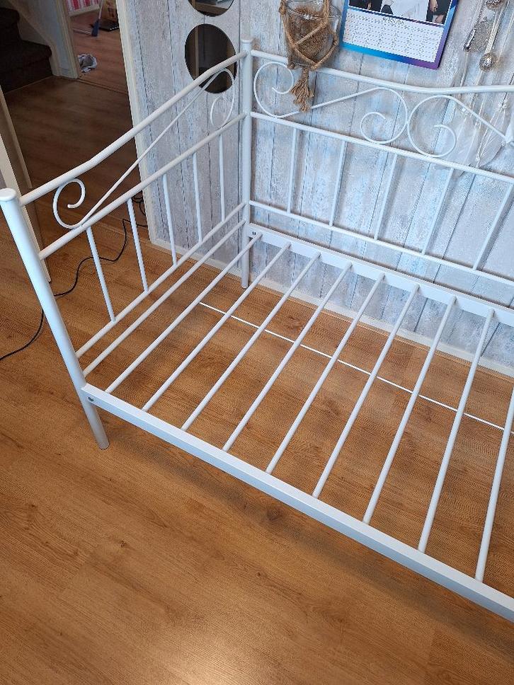 Kinder bed wit., Kinderen en Baby's, Kinderkamer | Bedden, Zo goed als nieuw, 180 cm of meer, 85 tot 100 cm, Matras, Ophalen