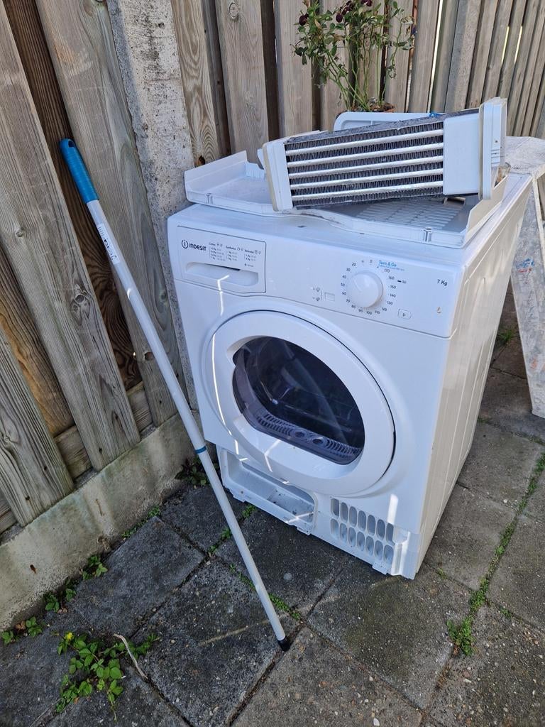 Kapotte Indesit condensdroger - voor onderdelen of reparatie, 6 tot 8 kg, Ophalen of Verzenden, Voorlader, Niet werkend