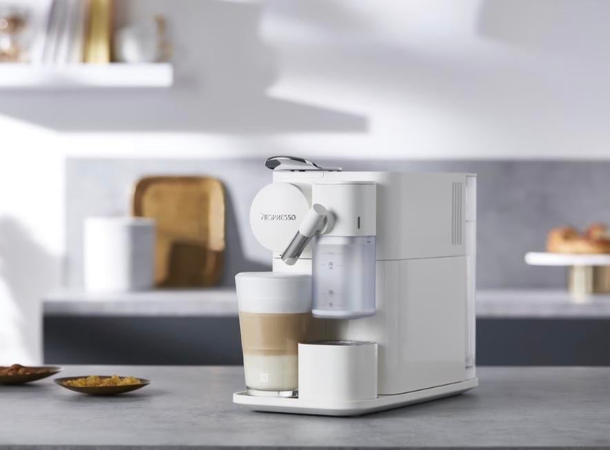 Nespresso Vertuo Lattissima - Koffie- en Espressomachine, Witgoed en Apparatuur, Koffiezetapparaten, Zo goed als nieuw, Koffiepads en cups
